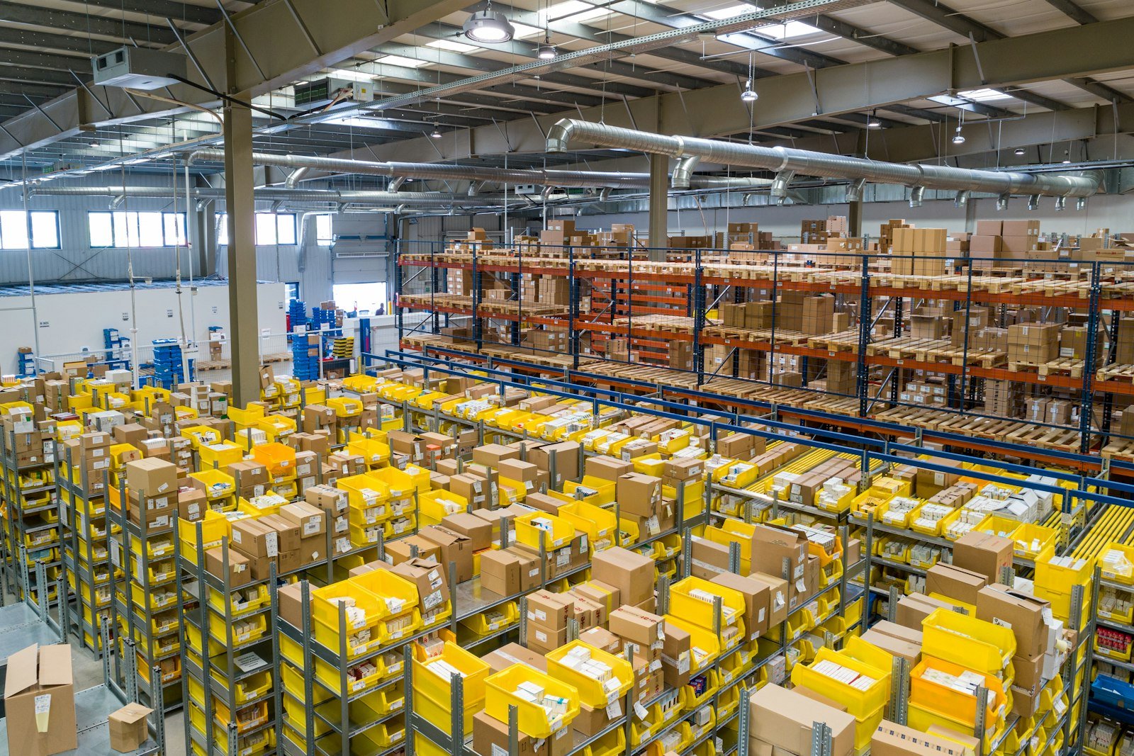 Interior de depozit logistic cu marfă paletizată